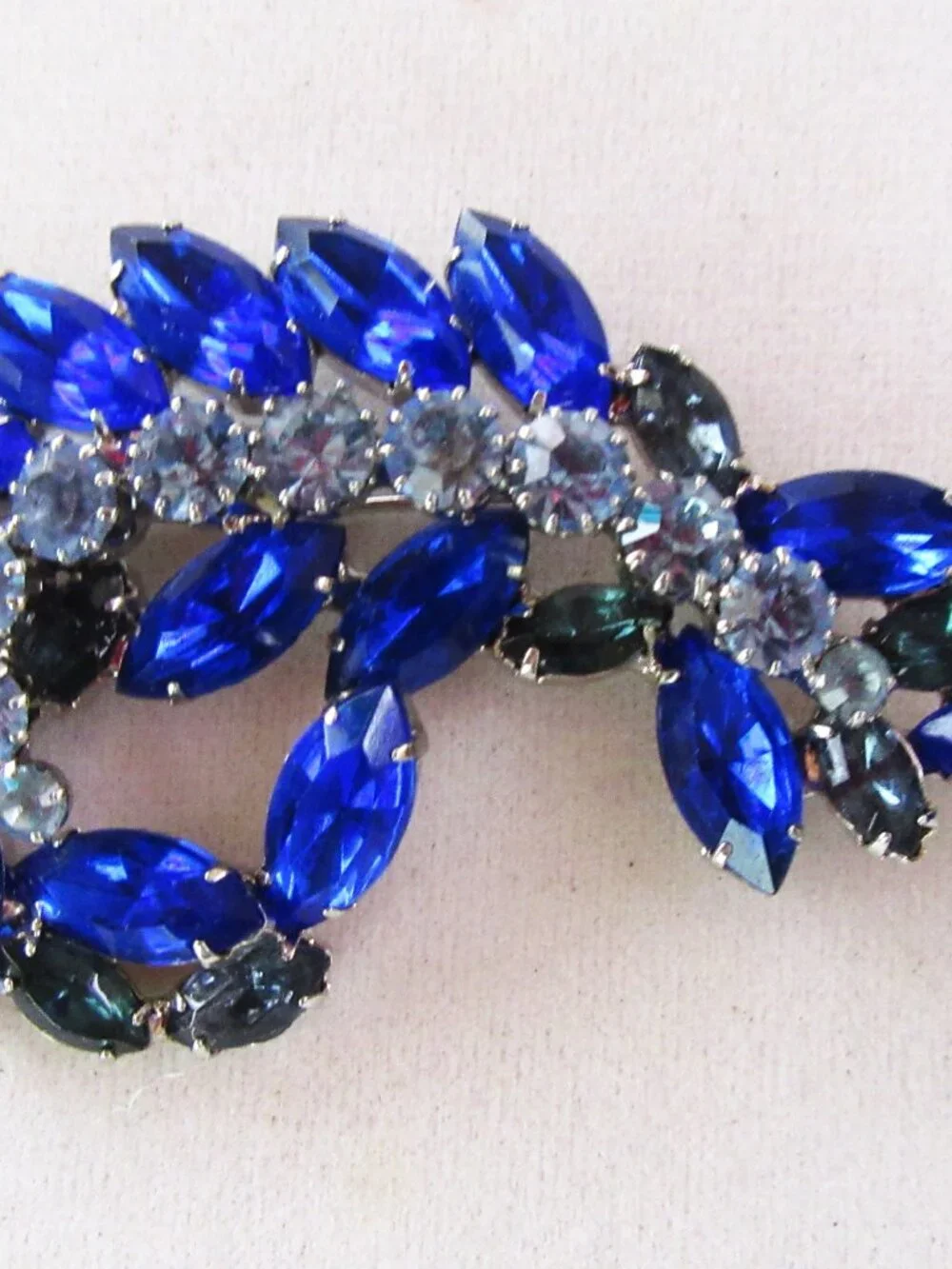 Blue rhinestone free from brooch with light & dark blue stones in silver setting
